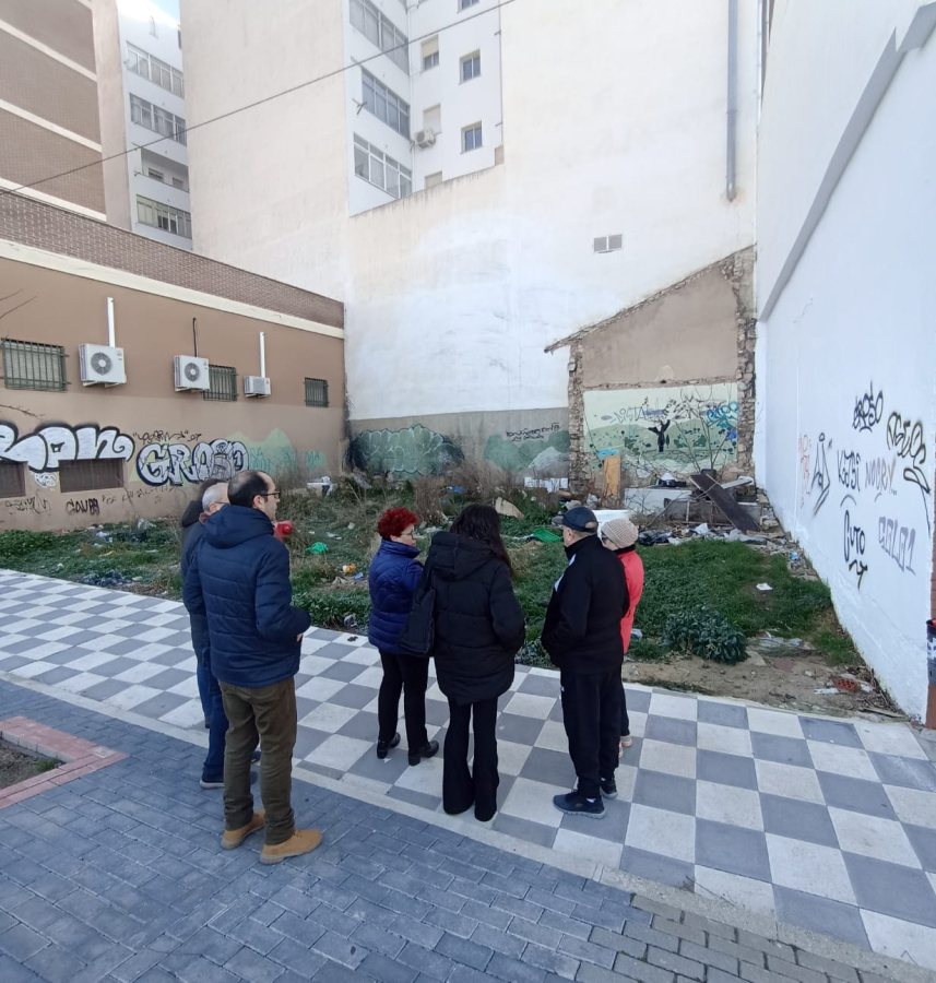 El PP solicita al Ayuntamiento acabar con el “basurero” ocasionado en el barrio de San Fernando, así como el arreglo de su plaza