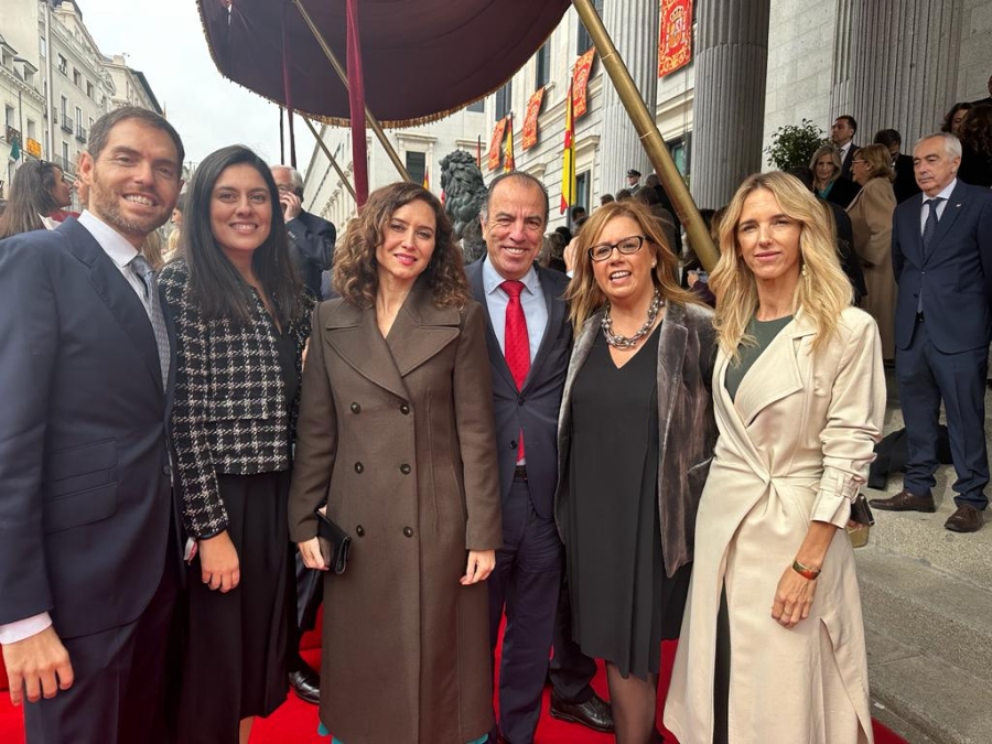 Bea JimÃ©nez muestra su lealtad a la Corona en un dÃ­a que ha catalogado como âhistÃ³ricoâ 